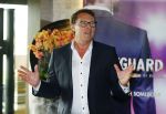 Schiphol OOst 18 juni 2015
Presentatie cast the bodyguard met in de hoofdrollen Romy Monteiro Carolina Dijkhuizen Mark v Eeuwen en Dave Mantel. Albert Verlinde is de producent namens Stage entertainment.
Ze arriveren in het nieuwe prive vliegtuig van John de Mol op schiphol OOst
