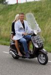 Volendam Katwoude 15 augustus 2015
Trouwen Jaap en Jenny Kwakman. Aloys Buijs met vrouw op vespa scooter