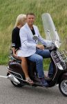 Volendam Katwoude 15 augustus 2015
Trouwen Jaap en Jenny Kwakman. Aloys Buijs met vrouw op vespa scooter