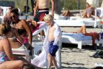 ibiza 28 juli 2015
Estelle Cruijff Joelle Gullit Lilly Becker met zoon Amadues Becker en een zoon uit een eerder huwelijk van Boris op het strand van Talamanca.