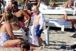ibiza 28 juli 2015
Estelle Cruijff Joelle Gullit Lilly Becker met zoon Amadues Becker en een zoon uit een eerder huwelijk van Boris op het strand van Talamanca.