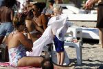ibiza 28 juli 2015
Estelle Cruijff Joelle Gullit Lilly Becker met zoon Amadues Becker en een zoon uit een eerder huwelijk van Boris op het strand van Talamanca.