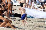 ibiza 28 juli 2015
Estelle Cruijff Joelle Gullit Lilly Becker met zoon Amadues Becker en een zoon uit een eerder huwelijk van Boris op het strand van Talamanca.