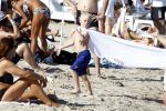 ibiza 28 juli 2015
Estelle Cruijff Joelle Gullit Lilly Becker met zoon Amadues Becker en een zoon uit een eerder huwelijk van Boris op het strand van Talamanca.