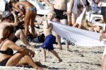 ibiza 28 juli 2015
Estelle Cruijff Joelle Gullit Lilly Becker met zoon Amadues Becker en een zoon uit een eerder huwelijk van Boris op het strand van Talamanca.