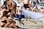 ibiza 28 juli 2015
Estelle Cruijff Joelle Gullit Lilly Becker met zoon Amadues Becker en een zoon uit een eerder huwelijk van Boris op het strand van Talamanca.