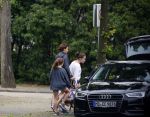 Amsterdam 13 juni 2015
Amanda Beekman haalt haar kinderen op bij ex man Martijn Krabbe.