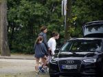 Amsterdam 13 juni 2015
Amanda Beekman haalt haar kinderen op bij ex man Martijn Krabbe.