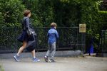 Amsterdam 13 juni 2015
Amanda Beekman haalt haar kinderen op bij ex man Martijn Krabbe.