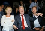 Amsterdam 19 juni 2015
Joop v d Ende geeft persconferentie dat hij 60% van Stage entertainment heeft verkocht aan CVC Capital. Jannine v d Ende is natuurlijk aanwezig. Simone Kleinsma Guus Verstraete Andre v Duin en Martin en Martine Bijl en Berend Boudewijn zijn er ook