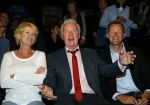 Amsterdam 19 juni 2015
Joop v d Ende geeft persconferentie dat hij 60% van Stage entertainment heeft verkocht aan CVC Capital. Jannine v d Ende is natuurlijk aanwezig. Simone Kleinsma Guus Verstraete Andre v Duin en Martin en Martine Bijl en Berend Boudewijn zijn er ook