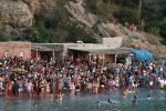 ibiza 2 augustus 2015
Noortje Herlaar met (een) vriend op het meest romantische strandje van ibiza , Beniras. Op Beniras wordt altijd muziek gemaakt tijdens de zonsondergang.