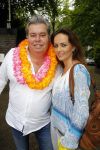 Blaricum 14 juni 2015
Rene Froger heeft een surprise feestje voor zijn vrouw Natasja georganiseerd voor haar 50e verjaardag. Het feest vindt plaats in de tuin van hun huis. Benno de Leeuw met vriendin