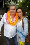 Blaricum 14 juni 2015
Rene Froger heeft een surprise feestje voor zijn vrouw Natasja georganiseerd voor haar 50e verjaardag. Het feest vindt plaats in de tuin van hun huis. Benno de Leeuw met vriendin