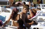 ibiza 28 juli 2015
Estelle Cruijff Joelle Gullit Lilly Becker met zoon Amadues Becker en een zoon uit een eerder huwelijk van Boris op het strand van Talamanca.