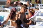 ibiza 28 juli 2015
Estelle Cruijff Joelle Gullit Lilly Becker met zoon Amadues Becker en een zoon uit een eerder huwelijk van Boris op het strand van Talamanca.