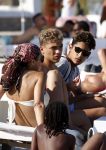 ibiza 28 juli 2015
Estelle Cruijff Joelle Gullit Lilly Becker met zoon Amadues Becker en een zoon uit een eerder huwelijk van Boris op het strand van Talamanca.