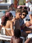 ibiza 28 juli 2015
Estelle Cruijff Joelle Gullit Lilly Becker met zoon Amadues Becker en een zoon uit een eerder huwelijk van Boris op het strand van Talamanca.
