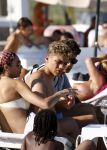 ibiza 28 juli 2015
Estelle Cruijff Joelle Gullit Lilly Becker met zoon Amadues Becker en een zoon uit een eerder huwelijk van Boris op het strand van Talamanca.