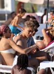 ibiza 28 juli 2015
Estelle Cruijff Joelle Gullit Lilly Becker met zoon Amadues Becker en een zoon uit een eerder huwelijk van Boris op het strand van Talamanca.