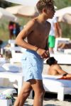 ibiza 28 juli 2015
Estelle Cruijff Joelle Gullit Lilly Becker met zoon Amadues Becker en een zoon uit een eerder huwelijk van Boris op het strand van Talamanca.