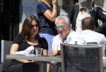 Amsterdam 11 juni 2015
Bram Moszkowicz met zijn vriendin Nienke Hoogervorst op terras in Amsterdam zuid