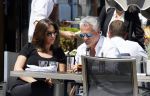 Amsterdam 11 juni 2015
Bram Moszkowicz met zijn vriendin Nienke Hoogervorst op terras in Amsterdam zuid