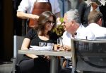 Amsterdam 11 juni 2015
Bram Moszkowicz met zijn vriendin Nienke Hoogervorst op terras in Amsterdam zuid