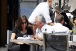 Amsterdam 11 juni 2015
Bram Moszkowicz met zijn vriendin Nienke Hoogervorst op terras in Amsterdam zuid