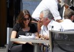 Amsterdam 11 juni 2015
Bram Moszkowicz met zijn vriendin Nienke Hoogervorst op terras in Amsterdam zuid