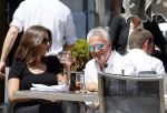 Amsterdam 11 juni 2015
Bram Moszkowicz met zijn vriendin Nienke Hoogervorst op terras in Amsterdam zuid