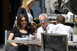 Amsterdam 11 juni 2015
Bram Moszkowicz met zijn vriendin Nienke Hoogervorst op terras in Amsterdam zuid