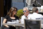 Amsterdam 11 juni 2015
Bram Moszkowicz met zijn vriendin Nienke Hoogervorst op terras in Amsterdam zuid