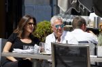 Amsterdam 11 juni 2015
Bram Moszkowicz met zijn vriendin Nienke Hoogervorst op terras in Amsterdam zuid
