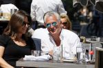 Amsterdam 11 juni 2015
Bram Moszkowicz met zijn vriendin Nienke Hoogervorst op terras in Amsterdam zuid