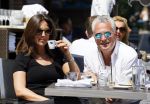 Amsterdam 11 juni 2015
Bram Moszkowicz met zijn vriendin Nienke Hoogervorst op terras in Amsterdam zuid