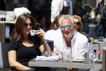 Amsterdam 11 juni 2015
Bram Moszkowicz met zijn vriendin Nienke Hoogervorst op terras in Amsterdam zuid