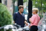 Amsterdam 10 augustus 2015
Caroline Tensen luncht met haar zoon Bob Wisse en vertrekt daarna op haar vespa scooter