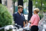 Amsterdam 10 augustus 2015
Caroline Tensen luncht met haar zoon Bob Wisse en vertrekt daarna op haar vespa scooter