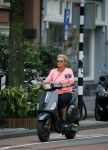 Amsterdam 10 augustus 2015
Caroline Tensen op haar Vespa scooter rijdend door Amsterdam