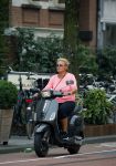 Amsterdam 10 augustus 2015
Caroline Tensen op haar Vespa scooter rijdend door Amsterdam