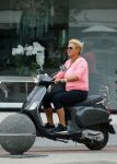 Amsterdam 10 augustus 2015
Caroline Tensen op haar Vespa scooter rijdend door Amsterdam