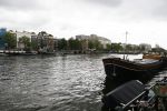 Amsterdam 20 juni 2015  
Trijntje Oosterhuis met zoontje op de fiets in Amsterdam. Trijntje gaat een huis binnen en ze geeft een toerist uitleg over hoe waar naartoe te lopen. Carre