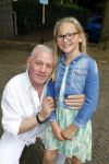 Blaricum 14 juni 2015
Rene Froger heeft een surprise feestje voor zijn vrouw Natasja georganiseerd voor haar 50e verjaardag. Het feest vindt plaats in de tuin van hun huis. Charlie Janssen met kleindochter Charlie