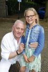 Blaricum 14 juni 2015
Rene Froger heeft een surprise feestje voor zijn vrouw Natasja georganiseerd voor haar 50e verjaardag. Het feest vindt plaats in de tuin van hun huis. Charlie Janssen met kleindochter Charlie