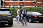 Amsterdam 20 juni 2015  
Chazia Mourali en haar man Mark Schroder op de fiets in amsterdam.