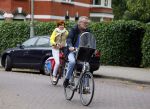 Amsterdam 20 juni 2015  
Chazia Mourali en haar man Mark Schroder op de fiets in amsterdam.