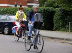 Amsterdam 20 juni 2015  
Chazia Mourali en haar man Mark Schroder op de fiets in amsterdam.