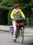 Amsterdam 20 juni 2015  
Chazia Mourali en haar man Mark Schroder op de fiets in amsterdam.