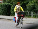 Amsterdam 20 juni 2015  
Chazia Mourali en haar man Mark Schroder op de fiets in amsterdam.